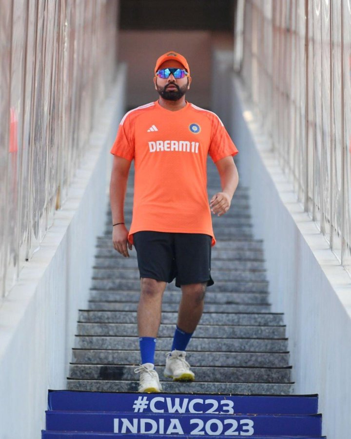Xnotxxy's tweet photo. Rohit Sharma deserves to lift his bat and helmet in the final match 

He deserves to score a century

Please God help him give him some luck please 🥺🙏

He did everything for his team 
Rohit Sharma deserves a century and trophy 
Please God I beg you 🙏
CAPTAIN LEADING FROM FRONT https://t.co/F3gofHUtdQ