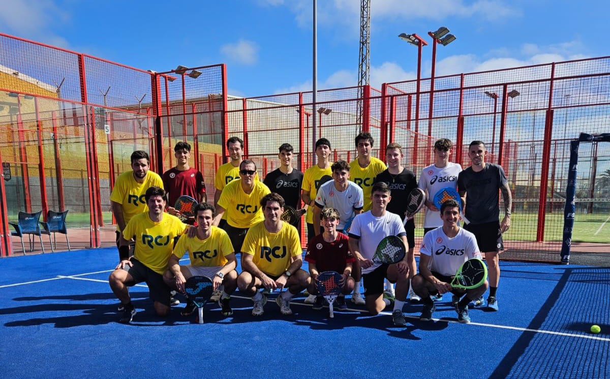 Nuestros chicos empiezan a aclimatarse a la isla con un primer  entrenamiento junto a los jugadores del <a href="/RCJolaseta/">Real Club Jolaseta</a>🥎

Mañana a las 10:30h, primer partido contra el ganador de la confrontación entre Padel Reyno de Navarra 🆚️ Padel BCN El Prat.