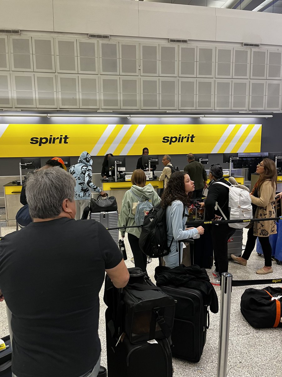 Can someone explain why they only have two people working bag drop during the holiday travel season? This sucks even for them. ✈️