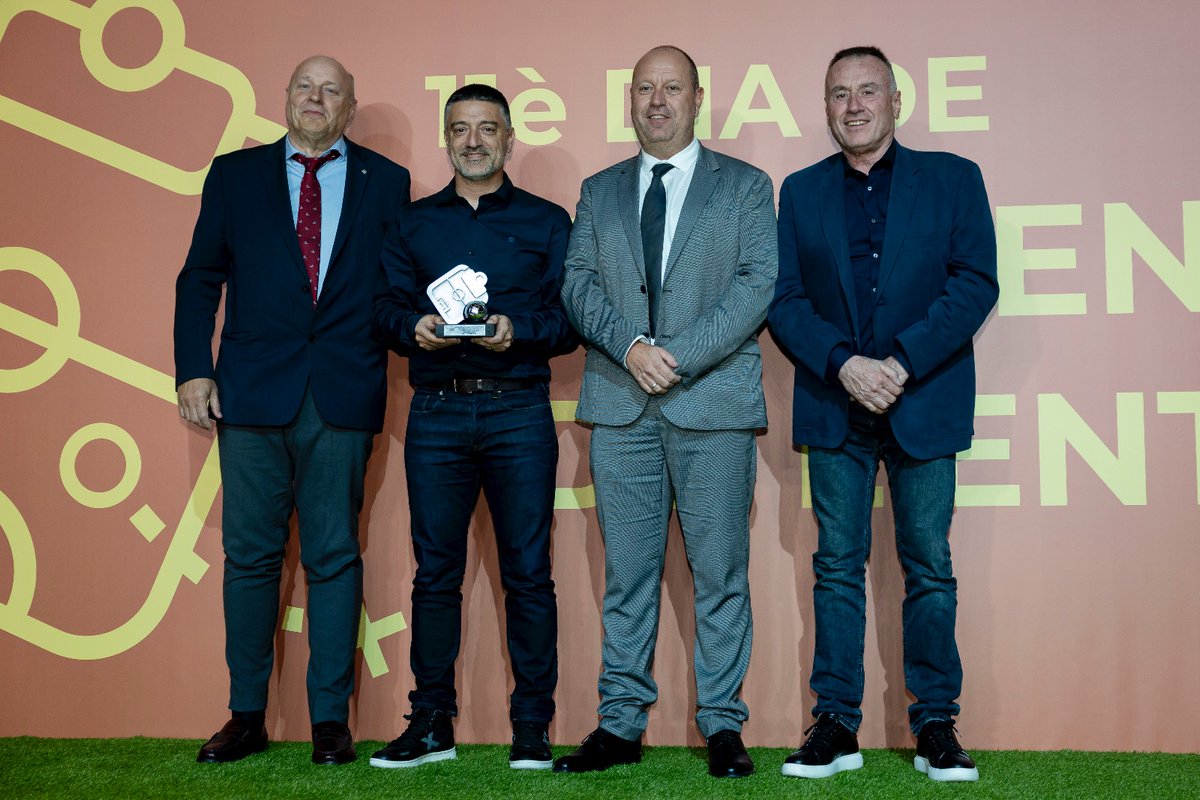 FCF_CAT's tweet photo. 👏🏻 Premiats de l'𝟭𝟭𝗲̀ 𝗗𝗶𝗮 𝗱𝗲 𝗹’𝗘𝗻𝘁𝗿𝗲𝗻𝗮𝗱𝗼𝗿/𝗮

🏆 Xavi Hernández (@FCBarcelona_cat)
🏆 @PepTeam (@ManCity)
🏆 @GarciaPimienta (@UDLP_Oficial)
🏆 @ericsanchez90 (@CEEuropa)
🏆 @XaviMolist (@uesantandreu)
🏆 @oscarlopez7 (@FCBmasia)
🏆 @jmserranocastro (@EFGava ) https://t.co/ife0U7KPEv