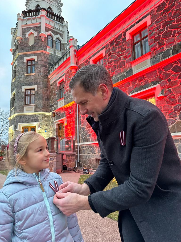 Reiz mums vecāki iedeva to, ko nu mums jānodod tālāk. 
Par patriotiem nepiedzimstam. Kļūstam.
Ik minūte, katra satikšanās un pat šķietams sīkums mūs veido par tiem. 
Un visi kopā esam Latvija! Mūsu! Mīļā!
Daudz laimes!