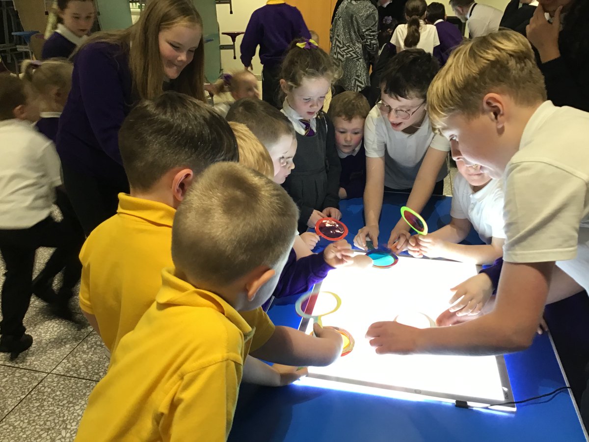 TollbraePS's tweet image. It’s a magnifying glass! 
#readwritecount #bookweek #familyfun