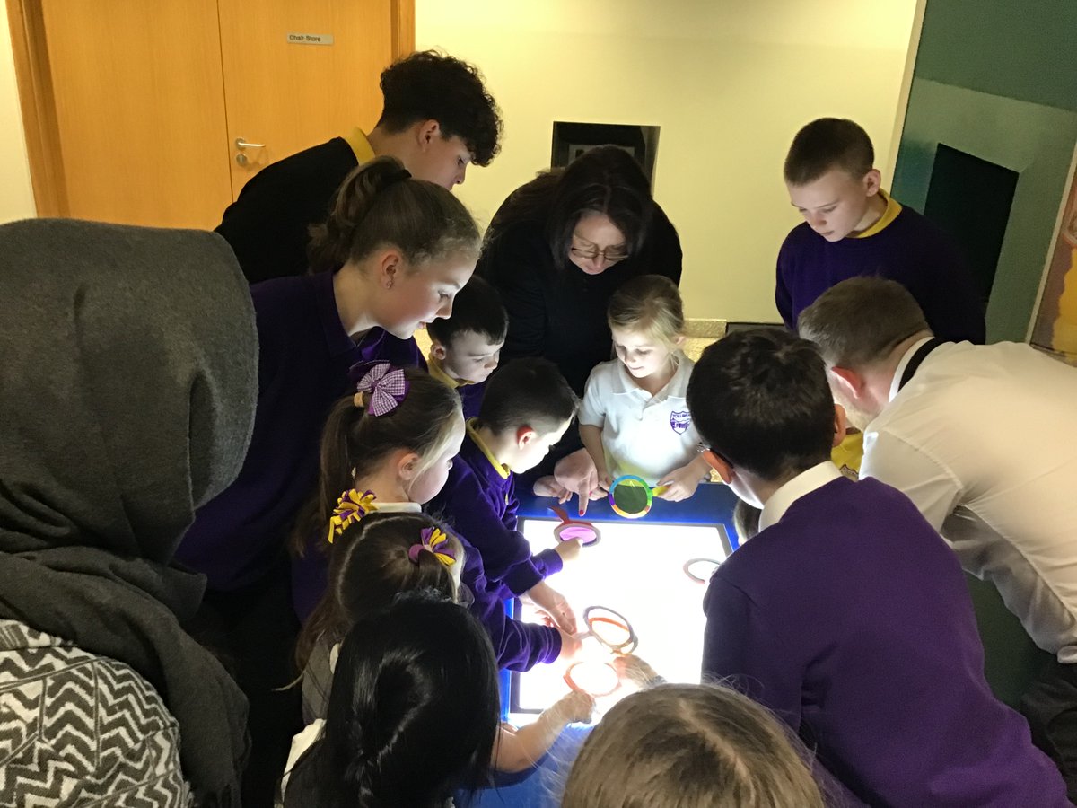 TollbraePS's tweet image. It’s a magnifying glass! 
#readwritecount #bookweek #familyfun