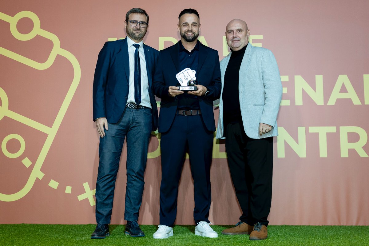 FCF_CAT's tweet photo. 👏🏻 Premiats de l'𝟭𝟭𝗲̀ 𝗗𝗶𝗮 𝗱𝗲 𝗹’𝗘𝗻𝘁𝗿𝗲𝗻𝗮𝗱𝗼𝗿/𝗮

🏆 @rafabf10 (@FCF_CAT)
🏆 Óscar Belis (@FCBfemeni)
🏆 @jbacarditsans (@CEEuropa)
🏆 @Comellas8 (@FCF_CAT)
🏆 José Fernández Cortina (@udibizagasifred)
🏆 Xavier Closas (@fsalagarcia)
🏆 Pep Ruiz (@FCBfutbolsala) https://t.co/AQo5AnRw2w
