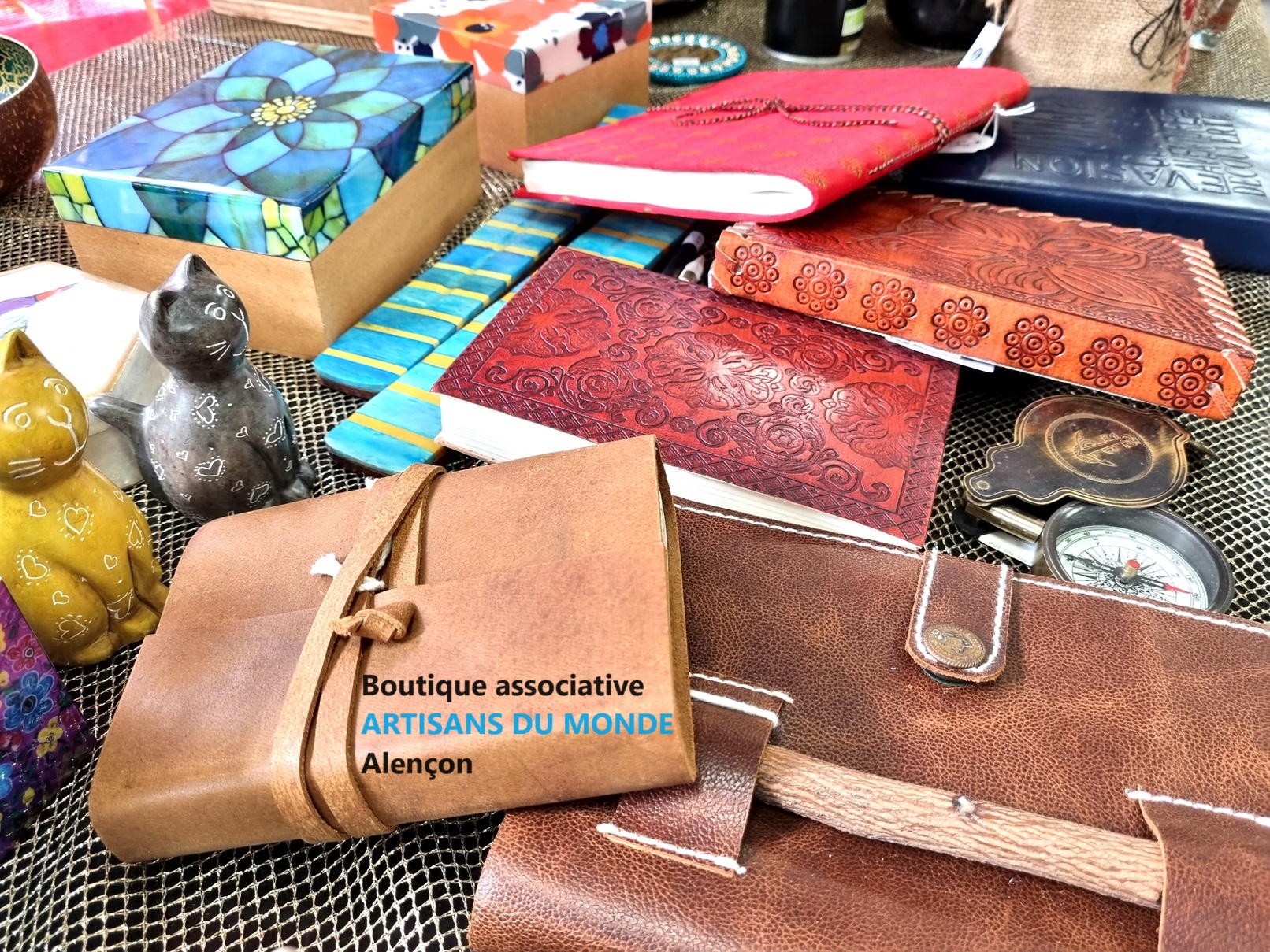 Paniers, sacs et accessoires en cuir - Boutique associative Artisans du  monde Alençon