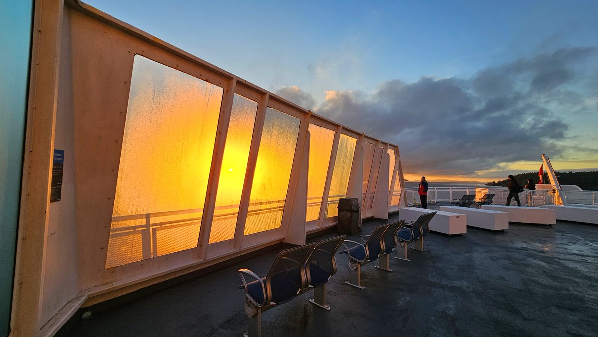 Flyballgrl's tweet photo. @BCFerries Good Morning to you all! Thank you for the perfect sunrise this morning https://t.co/v0evLzc2RN