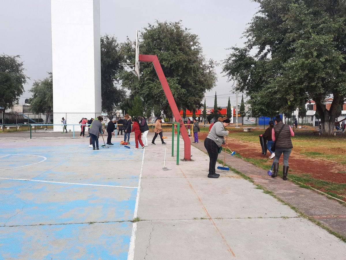 Virgini72236336's tweet photo. En unidad se puede mantener la limpieza de nuestras comunidades #MiMunicipioOrgulloDeGente    #EquipoADMM https://t.co/Kb0y7RR9md