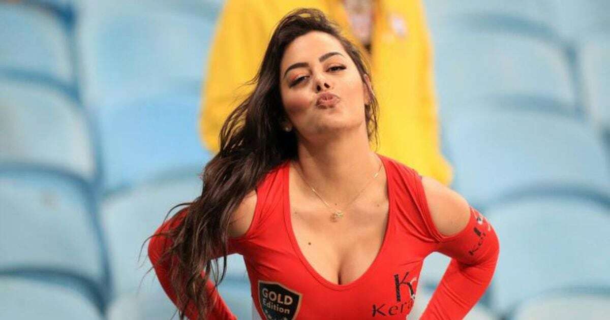 lacuarta's tweet photo. 😱 “Esta no te la hace Solabarrieta”: Larissa Riquelme se sacó la polera en la tribuna del Monumental tras petición de reportero https://t.co/oVn7SYbuQt https://t.co/XAQKWlATru
