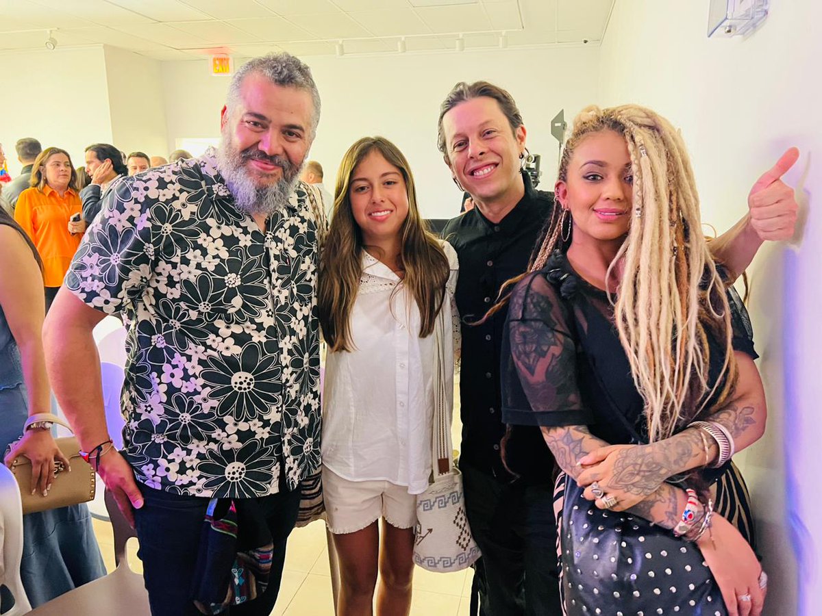 Eres un ser maravilloso Antonella ! Cuenta con nuestro apoyo siempre
Al igual que tus padres <a href="/petrogustavo/">Gustavo Petro</a> <a href="/Veronicalcocerg/">Verónica Alcocer García</a> quienes se han ganado el cariño verdadero de los que no vamos al estadio y vemos el partido en cualquier tienda de la esquina.
#RESPETO