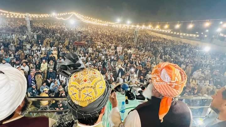 sindhimahtab2's tweet photo. پشاور وزیر باغ : قائد جمعیت حضرت  مولانا فضل الرحمان مدظلہ تاریخ ساز شمولیتی جلسہ عام  سے خطاب کررہے ہیں 

#Peshawar_JUI_Ka
#TeamJUISukkur https://t.co/OelZ3EFIiP