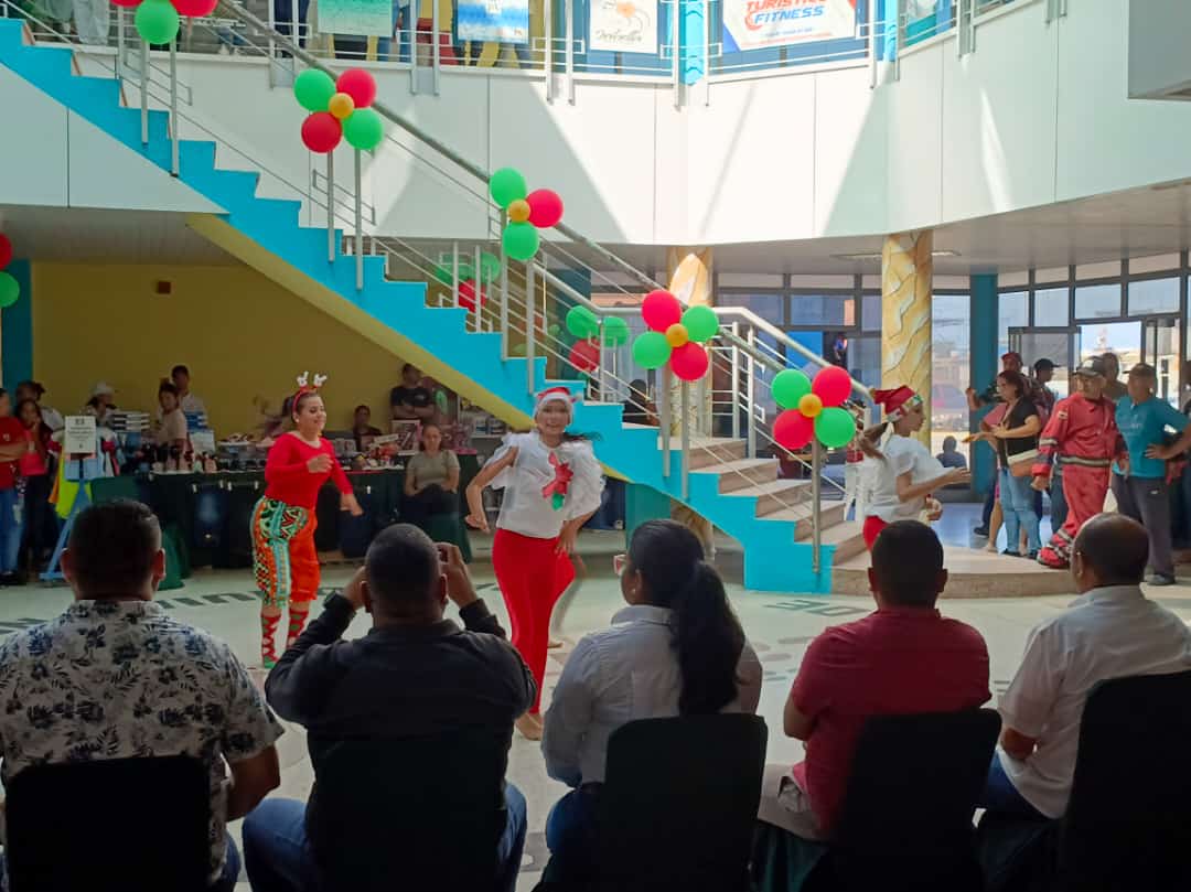 INCESFALCON1's tweet photo. #Entérate || El Inces participó en la 2da Expoferia Navideña 2023 en el mercado turístico de Punto Fijo, brindando asesorías a los emprendedores e información sobre el Inces.

#AprendeLaTécnica

@NicolasMaduro @WuikelmanAngelP @MPPEDUCACION @_LaAvanzadora @eneydainces https://t.co/p6X4i7O2lL