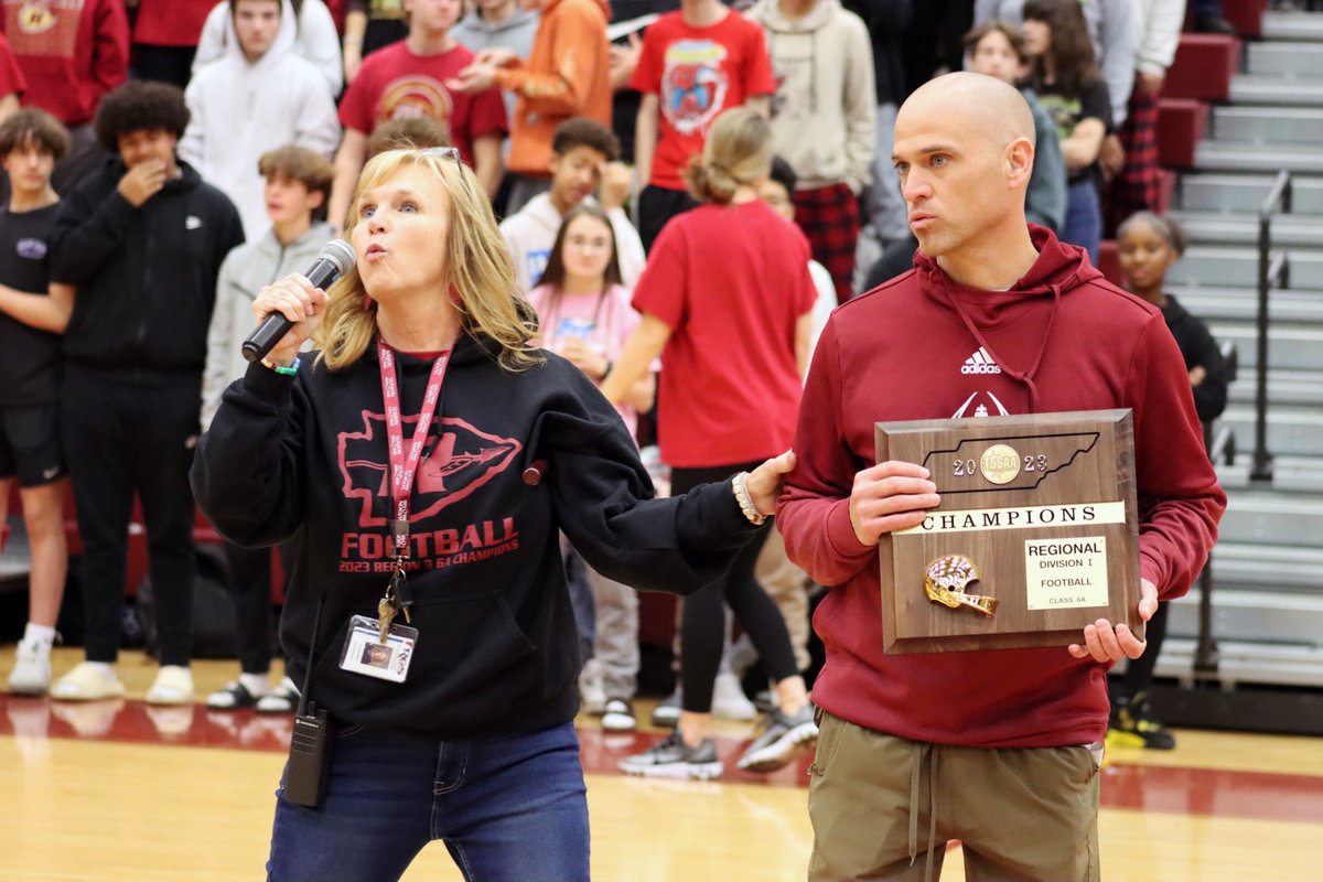 Riverdale principal Tamera Blair presented head football coach Will Kriesky with the 2023 Regional Division Championship this morning at their school-wide pep rally.

The Warriors play host to Oakland tonight.

Important information on the game:
rcschools.net/apps/news/arti…