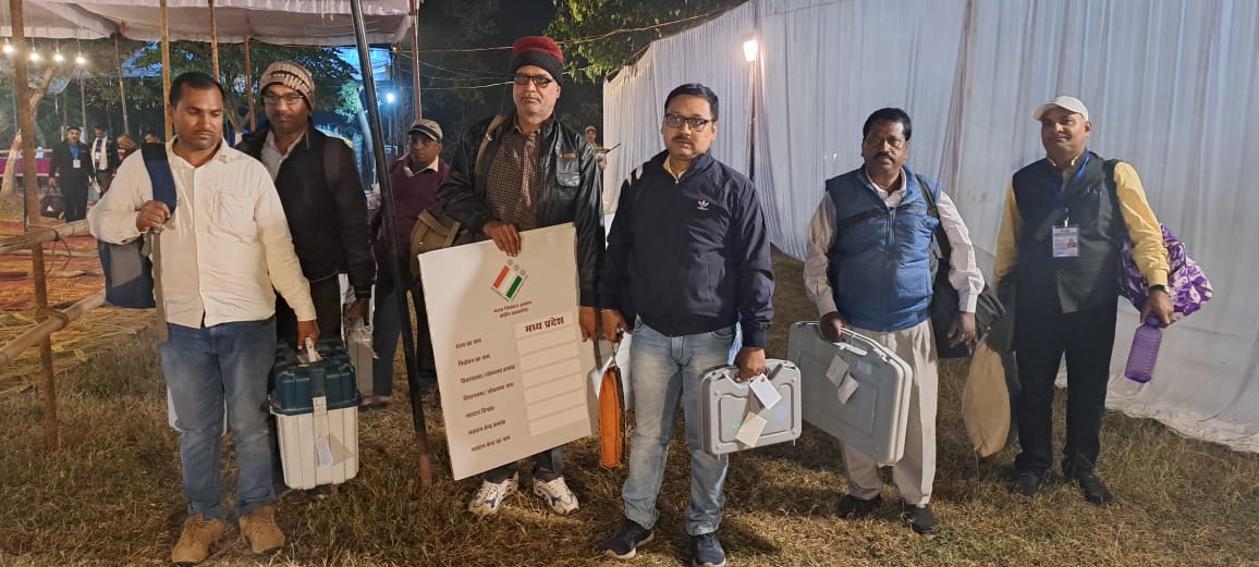 ProjsRewa's tweet photo. जिले में विधानसभा आम निर्वाचन-2023 शांतिपूर्ण एवं व्यवस्थित रूप से संपन्न कराकर मतदान दलों द्वारा इंजीनियरिंग कॉलेज परिसर रीवा में वापसी की जा रही है।
#मध्यप्रदेश_विधानसभा_निर्वाचन_2023
#MPAssemblyElection2023
#MPElection2023
#CEOMPElection
#JansamparkMP https://t.co/TuhQ0ojecw