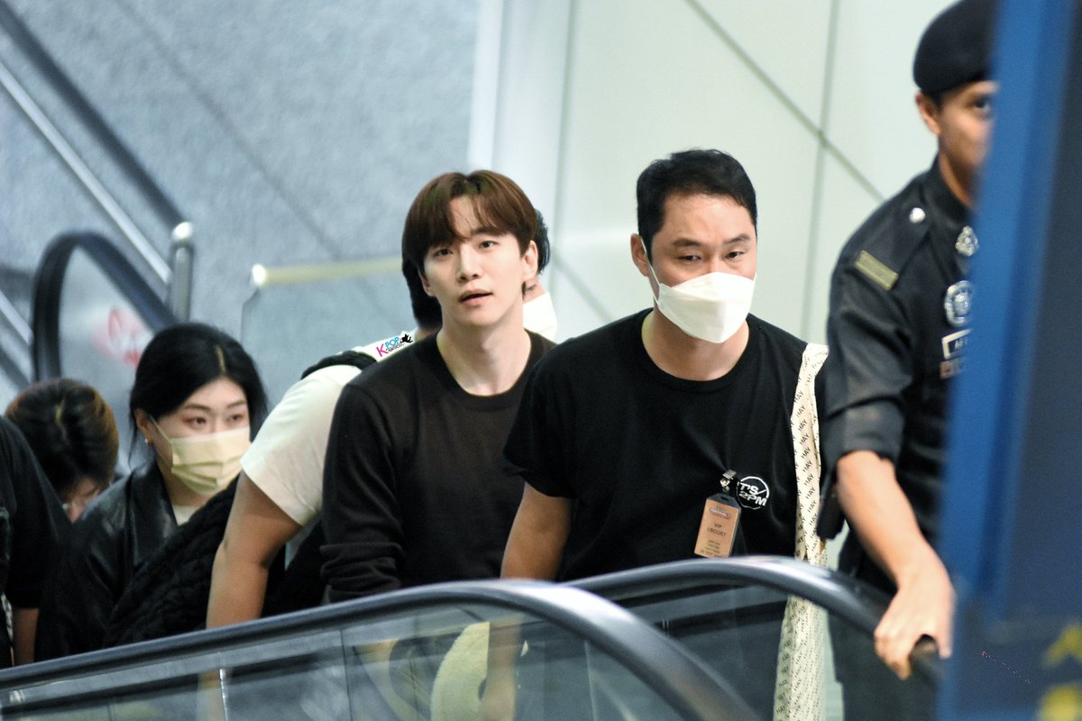 MyKpopHuntress's tweet photo. 231117 LEE JUNHO @ KLIA Malaysia (ICN>KUL) for JUNHO THE MOMENT 2023 in KUALA LUMPUR 🇲🇾

its been so longgggg, welcome back oppa!!! 😍

#JUNHO_THE_MOMENT_2023 #LEEJUNHOinKL #LEEJUNHOinMY @imemalaysia #LEEJUNHO #이준호 https://t.co/D4Kd55sot7