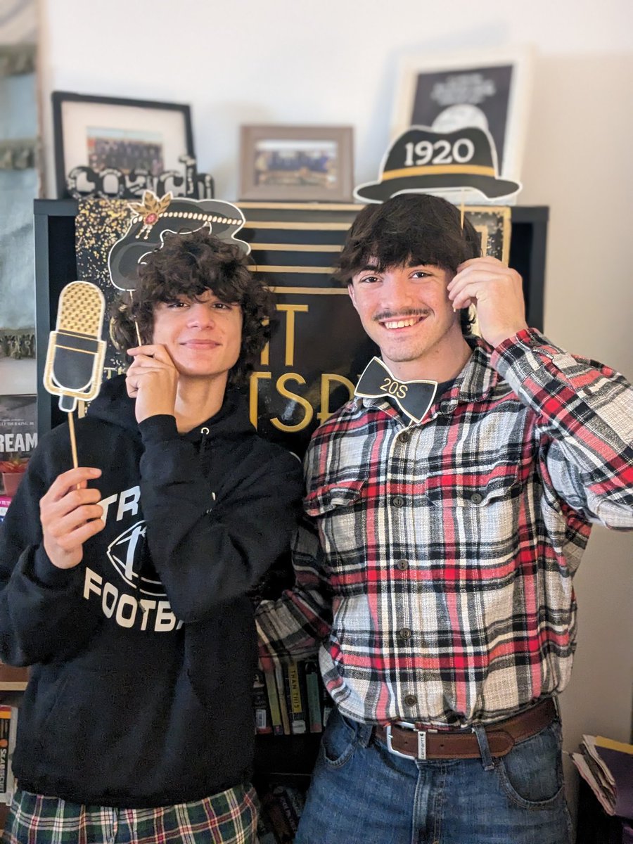 cworthEng's tweet photo. Daisy may not have liked it, nor had a good time. However, I think these students did. We had a little mingling, a photo booth, and karaoke! #elmwood322 #trojanforce322 #TheGreatGatsby https://t.co/LpxvpJoEFt