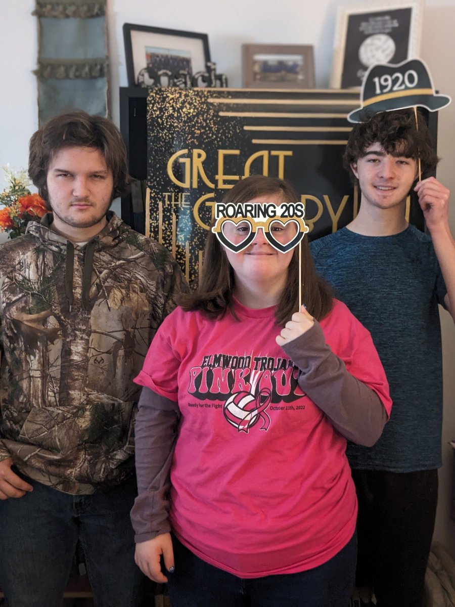 cworthEng's tweet photo. Daisy may not have liked it, nor had a good time. However, I think these students did. We had a little mingling, a photo booth, and karaoke! #elmwood322 #trojanforce322 #TheGreatGatsby https://t.co/LpxvpJoEFt