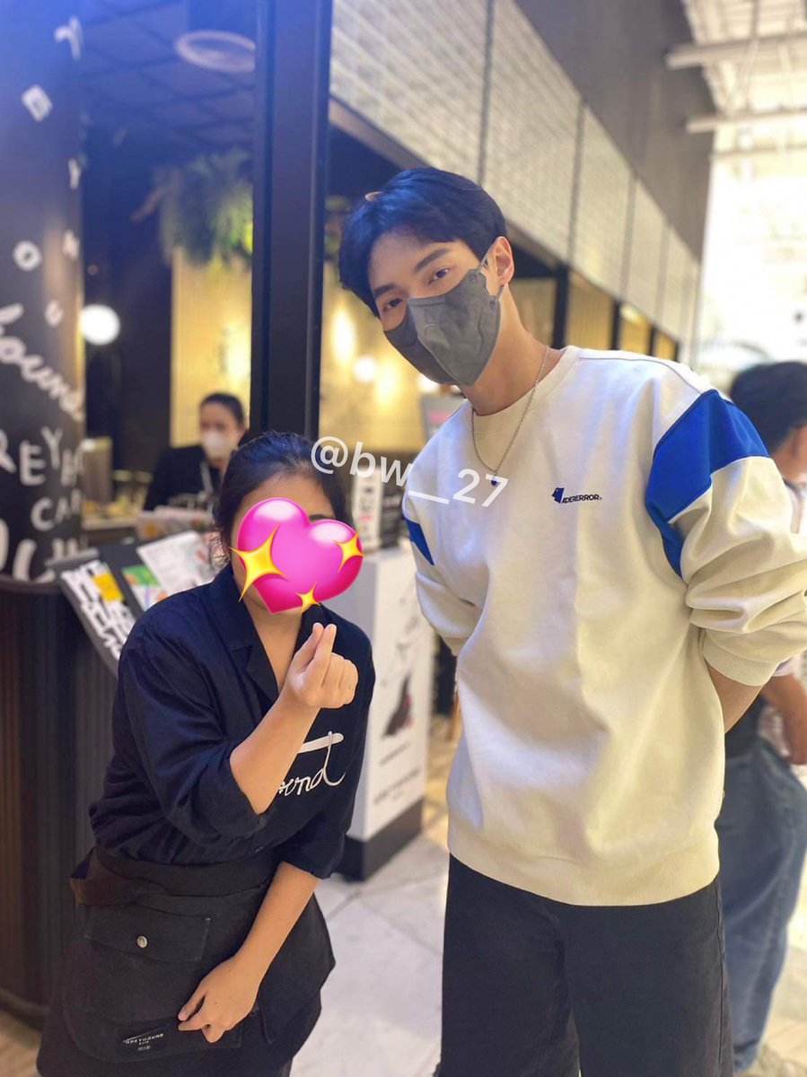 bw__27's tweet photo. พี่สาวเจอน้องวินที่เอ็มควอเลยถ่ายรูปมาฝากกน่ารักมากเว่ออ #winmetawin @winmetawin https://t.co/zDzpwYDOMB