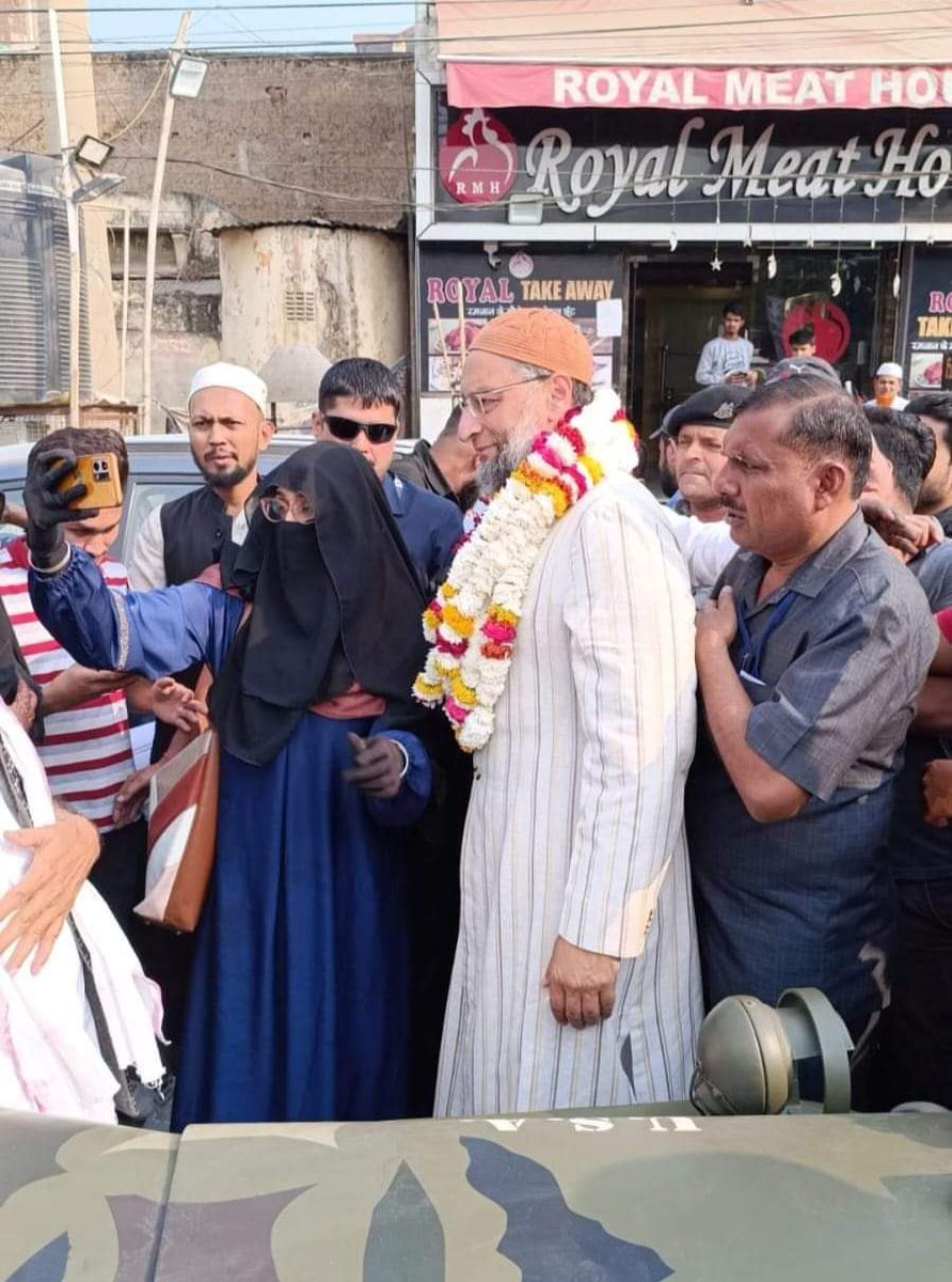जयपुर राजस्थान में ओवैसी के साथ सेल्फी लेने का मेरा इतना बड़ा ख्वाब मुकम्मल हुआ ! शुक्रिया ओवैसी सर ❤️
<a href="/asadowaisi/">Asaduddin Owaisi</a>