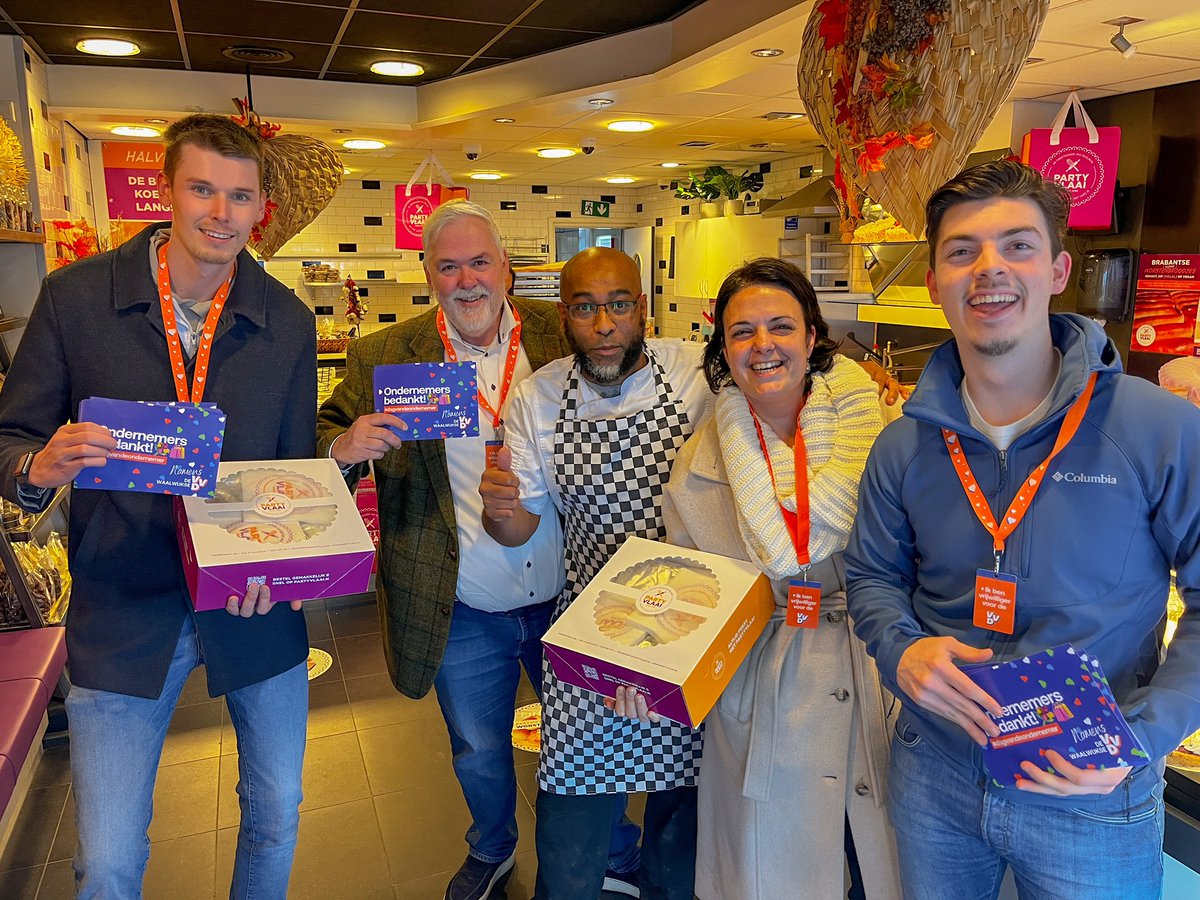 milosboksan's tweet photo. Vandaag is het de Dag van de Ondernemer!🧡💙

Daarom met de Waalwijkse #VVD onze ondernemers in het centrum verrast met heerlijke worstenbroodjes van @abdelchraou.

En meer dan verdiend! Want zij zorgen voor banen, sponsoren de sportclub en houden lokale voorzieningen overeind. https://t.co/hgO66Jg8nR