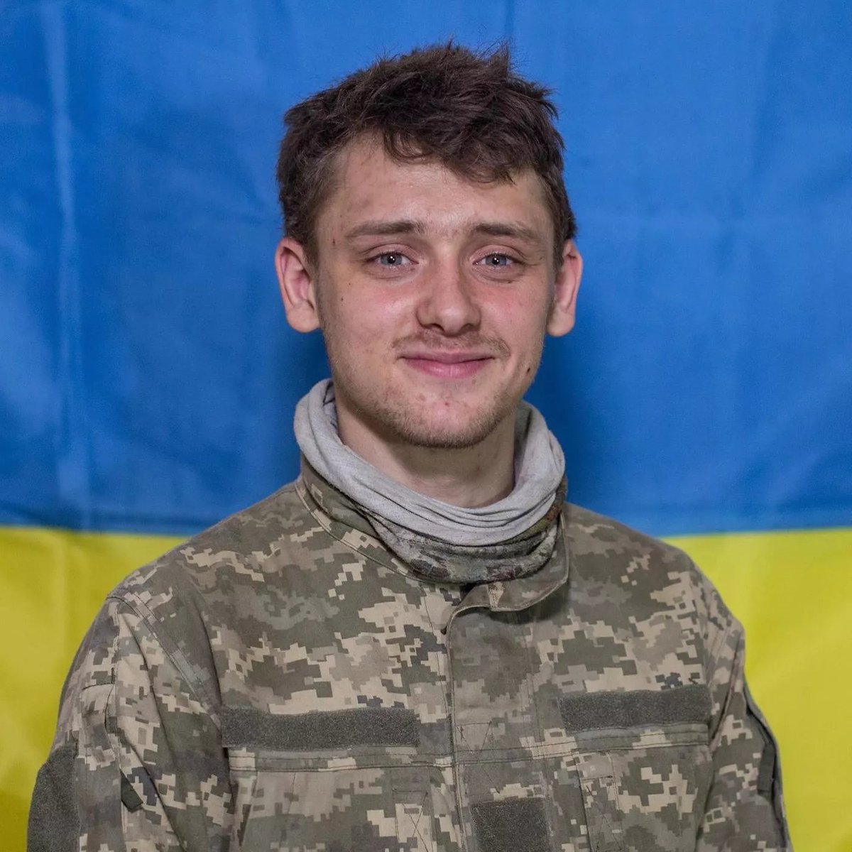 HromadskeUA's tweet image. Прах Семена Обломея, який загинув у боях за Сєвєродонецьк, сім'я розвіяла на Трахтемирівському півострові над Дніпром. Тут Семен мріяв збудувати дім та оселитися. Він хотів стати арбористом — фахівцем, який обслуговує і доглядає дерева. Але не встиг закінчити навчання, бо росія…