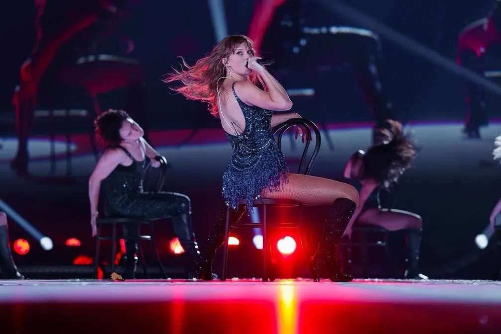 futebol_info's tweet image. Presidente da Fúria Jovem, principal torcida organizada do Botafogo, ganha sorteio do clube para ir ao show da cantora Taylor Swift.

O presidente da TO participou de uma ação do Alvinegro que brindou sócios-torcedores.

Ele havia sido preso em flagrante em setembro por tráfico…