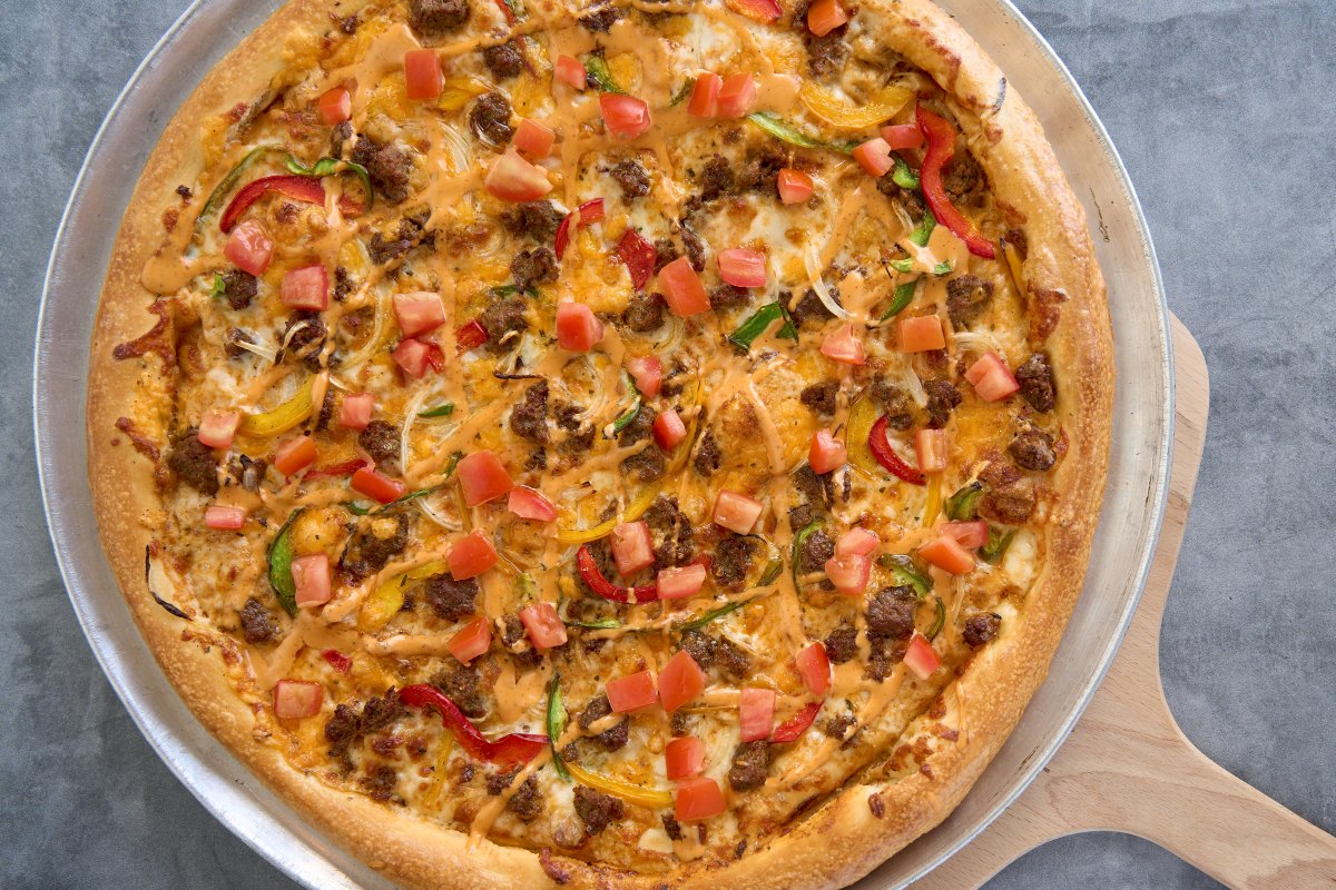 StreetsofNY's tweet image. Customers are loving our NEW ✨SOUTHWEST PIZZA✨ — Chipotle ranch sauce, southwest ground beef, bell peppers, onion, cheddar cheese, diced roma tomatoes, chopped parsley

popme.nu/sonysp6213fe?u…