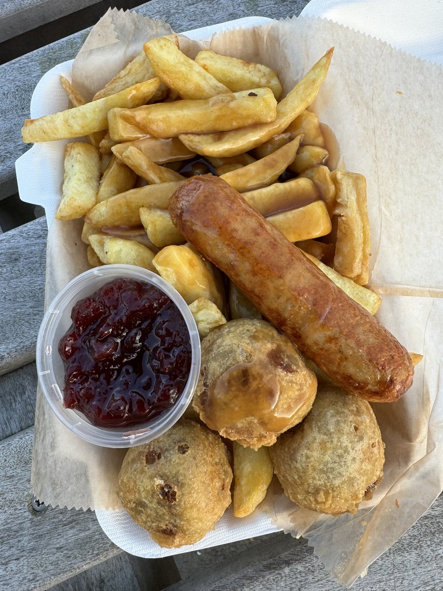 Christmas Dinner has launched at Grosvenor Fish Bar in Norwich! I look forward to this every year and as always it tasted so good, I love this combo. It consists of:
• Turkey sausage
• Battered stuffing balls
• Chips
• Gravy
• Cranberry sauce
Available now @NorwichChippy