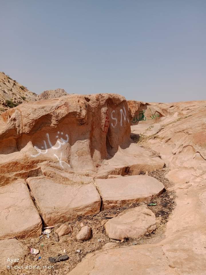 نگران سرڪارسنڌھائي ڪورٽ جي فيصلي کي ملڪ جي سڀ کان وڏي عدالت سپريم ڪورٽ۾چيلنج ڪيوآهي.حيرت آ ته سنڌجي نگران حڪومت کي ڪارونجھرجبل واري پٿر جي ڪھڙي گهرج آهي؟ھائي ڪورٽ جي معتبرججن سنڌي عوام جي قومي ورثي کي  ٽڪرا ٽڪرا ڪرڻ تي جڏهن پابندي لڳائي آھي ته پوءاوھان رڳو چونڊون ڪرايو ۽گهر وڃو !