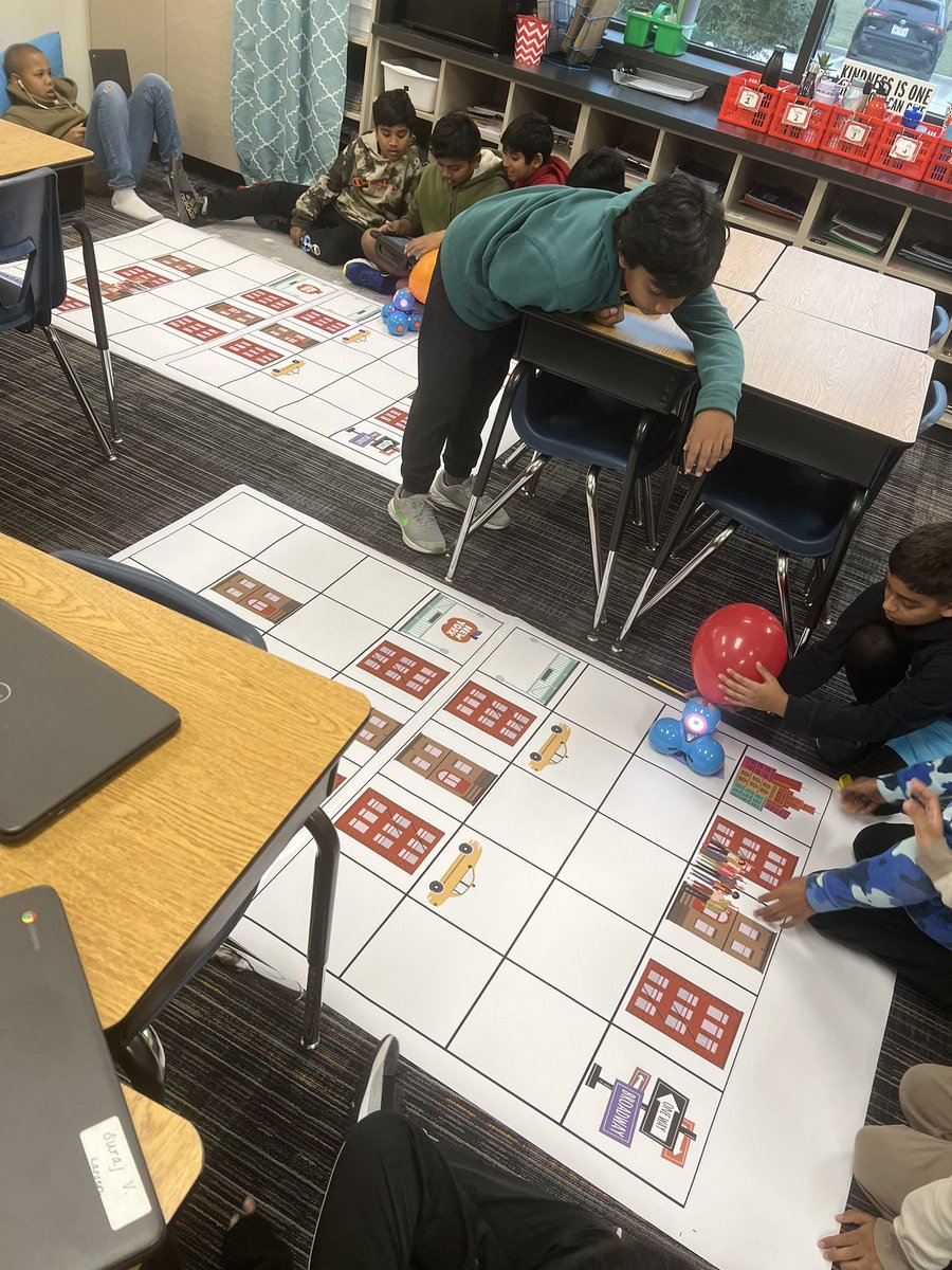 TechItOutTeach's tweet image. 4th and 5th grade hard at work building and testing their code to get ready for the Balloons over Broadway parade at @TalleyElem! #FISDelevate