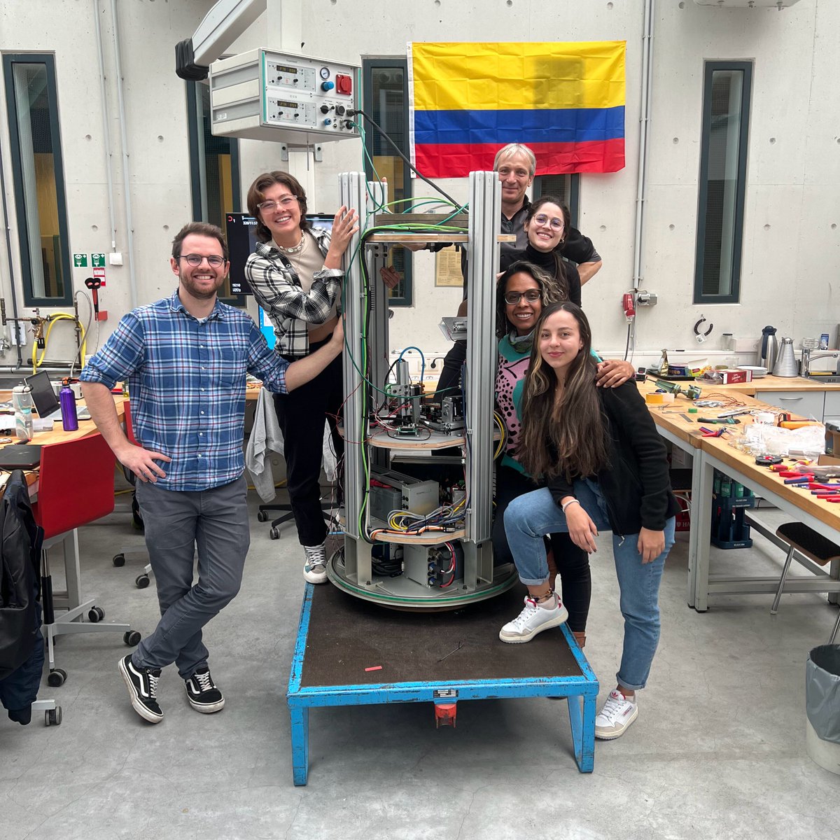 Team #Veragravitas, an all-female team from @UdeA 🇨🇴 is preparing for their #DropTES experiment!  

This week they integrated their autonomous soldering equipment with experts from @ZARM_de  

Stay tuned for more updates! 

#AccSpace4All #Space4SDGs