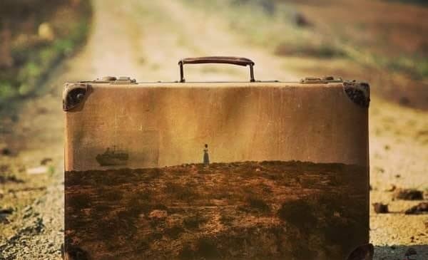 Mdne_srld's tweet photo. Sonra içime hatta dışıma kapandım.
Küsmek gibi bir şey.
Bir çeşit gölge fesleğeni.
Bir çeşit olmayan hayat.
Zaten hiçbir şeyi kararında bırakamamak ve ortasını bulamamak gibi bir sorunum var benim.
Epeyce göçebe yaşadım,sadece iki valizim oldu.

* Didem Madak https://t.co/67dmmGA5T0