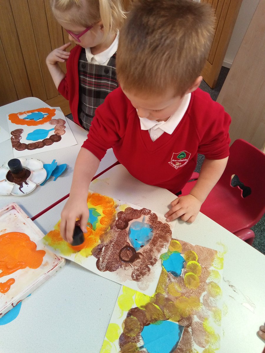 BarnfieldsPS's tweet photo. Reception children have been using Autumn colours to create beautiful artwork by sponge printing around leaves. 🍁🍂🍁🍂🍁 https://t.co/5X6y4BIUHA
