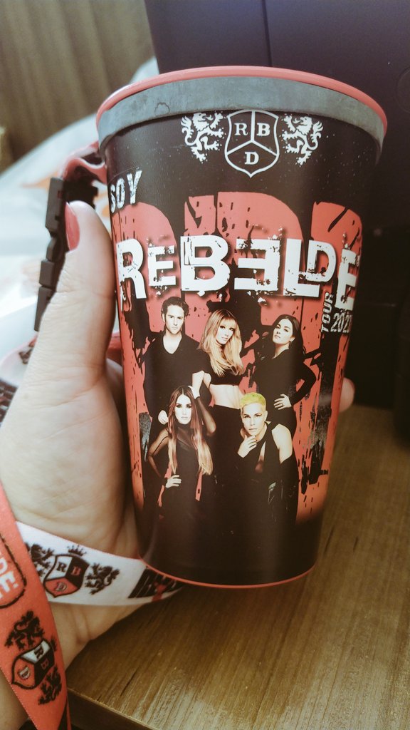 Graziel66532425's tweet photo. Não fui no show, mais minha amiga me trouxe uma recordação  #SoyRebeldeTour #SoyRebeldeTourBrasil 
@Anahi @DulceMaria @maiteperroni ..... Como é maravilhoso ter amigos ❤️❤️❤️ https://t.co/1K5sH4pYyE