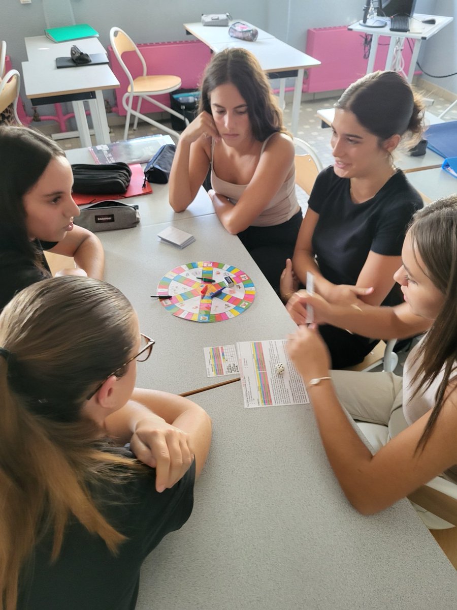Enseigner  autrement avec un peu de ludopédagogie. Les terminales ST2S révisent le  programme de première en spécialité "Biologie et physiopathologie  humaines" (BPH) grâce à un trivial poursuit. Ils ont adhéré avec plaisir  à cette activité ludique.