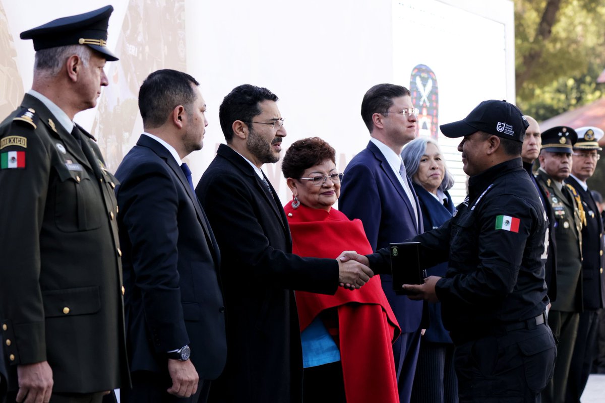 martibatres's tweet photo. En la ceremonia de Aniversario por los 104 años de la @PDI_FGJCDMX señalé que amasar grandes fortunas desde los cargos públicos es una conducta delincuencial tan peligrosa o más que la llamada delincuencia común. 
Felicité a los más de 4 mil elementos, a la Fiscal General @ErnestinaGodoy_ y @AlmazanBarocio por su labor.
En cuatro años el promedio para cumplimentar una orden de aprehensión pasó de 500 a 45 días. El secuestro bajó en un 88%. Y la confianza ciudadana en la Policía de Investigación subió en un 52%.