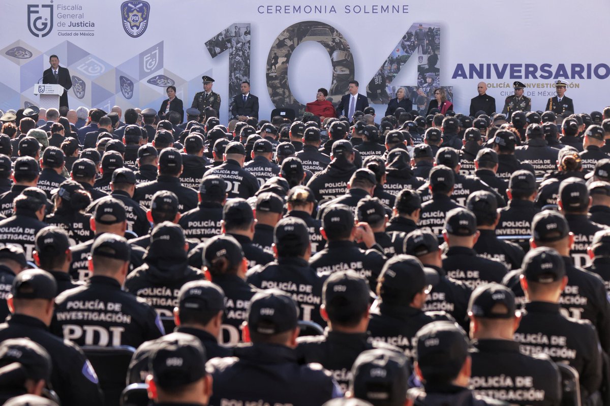 martibatres's tweet photo. En la ceremonia de Aniversario por los 104 años de la @PDI_FGJCDMX señalé que amasar grandes fortunas desde los cargos públicos es una conducta delincuencial tan peligrosa o más que la llamada delincuencia común. 
Felicité a los más de 4 mil elementos, a la Fiscal General @ErnestinaGodoy_ y @AlmazanBarocio por su labor.
En cuatro años el promedio para cumplimentar una orden de aprehensión pasó de 500 a 45 días. El secuestro bajó en un 88%. Y la confianza ciudadana en la Policía de Investigación subió en un 52%.
