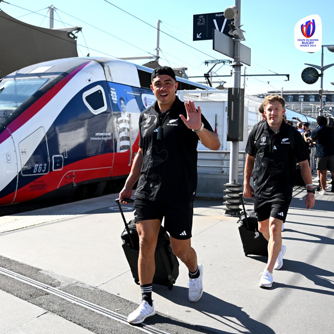 Durant la #RWC2023, 𝟴𝟬 % des déplacements des équipes ont été effectués en train ou en bus afin de limiter l'empreinte carbone 🚉 --- During France 2023, 𝟴𝟬 % of all travels undertaken by teams were done via train or bus to limit carbon footprint 🚉