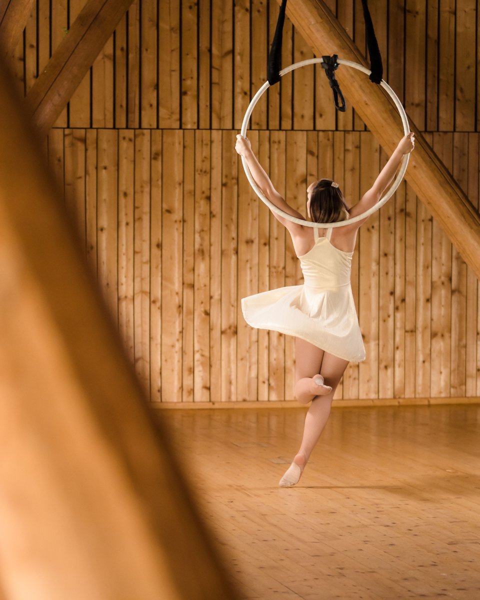 mathias_pfu's tweet photo. There are still so many shoots, where I didn't show much. This is Clara using the aerial hoop. #sonyalphagang #sonyalphaclub #fotograf #sonyalpha7iii #sonyalpha #dancer #tanzen #tanzschule #dancers_and_dance #dancepassion https://t.co/CNtWcEsc5B