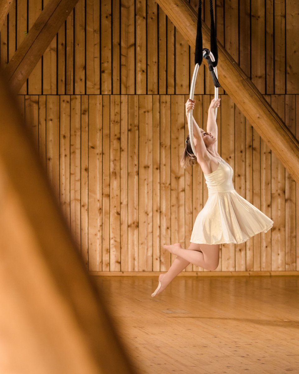 mathias_pfu's tweet photo. There are still so many shoots, where I didn't show much. This is Clara using the aerial hoop. #sonyalphagang #sonyalphaclub #fotograf #sonyalpha7iii #sonyalpha #dancer #tanzen #tanzschule #dancers_and_dance #dancepassion https://t.co/CNtWcEsc5B