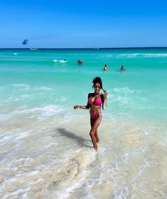 More #IslandBabe 👙shots!! #WinterSun keeping me topped up until my next adventure! #Sunkissed 🇲🇽☀️🏝️🩷<a href="/tag/islandbabe"class="tags">#IslandBabe</a><a href="/tag/wintersun"class="tags">#WinterSun</a><a href="/tag/sunkissed"class="tags"><span>#sunkissed</span></a><a href="/tag/oct2023"class="tags"><span>#oct2023</span></a>