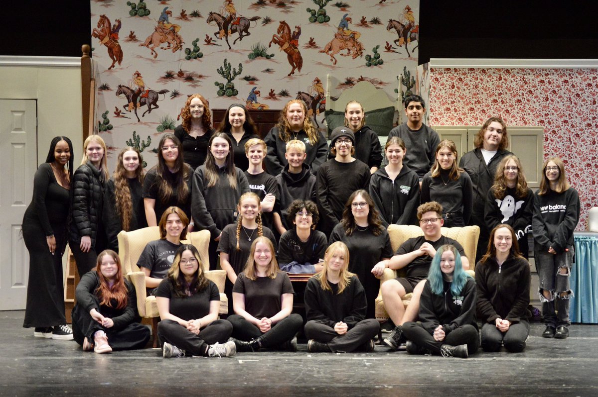 It's opening night!!! You have 3 chances to see "A Christmas Story"! Friday at 7 pm, Saturday at 7 pm,Sunday at 2 pm
Tickets for sale online showtix4u.com/event-details/… or at the door $15 for adults, $10 for students &amp; senior citizens.
We think it deserves a “major award” 🎭🦵🏼🤠🎯🎅🏼