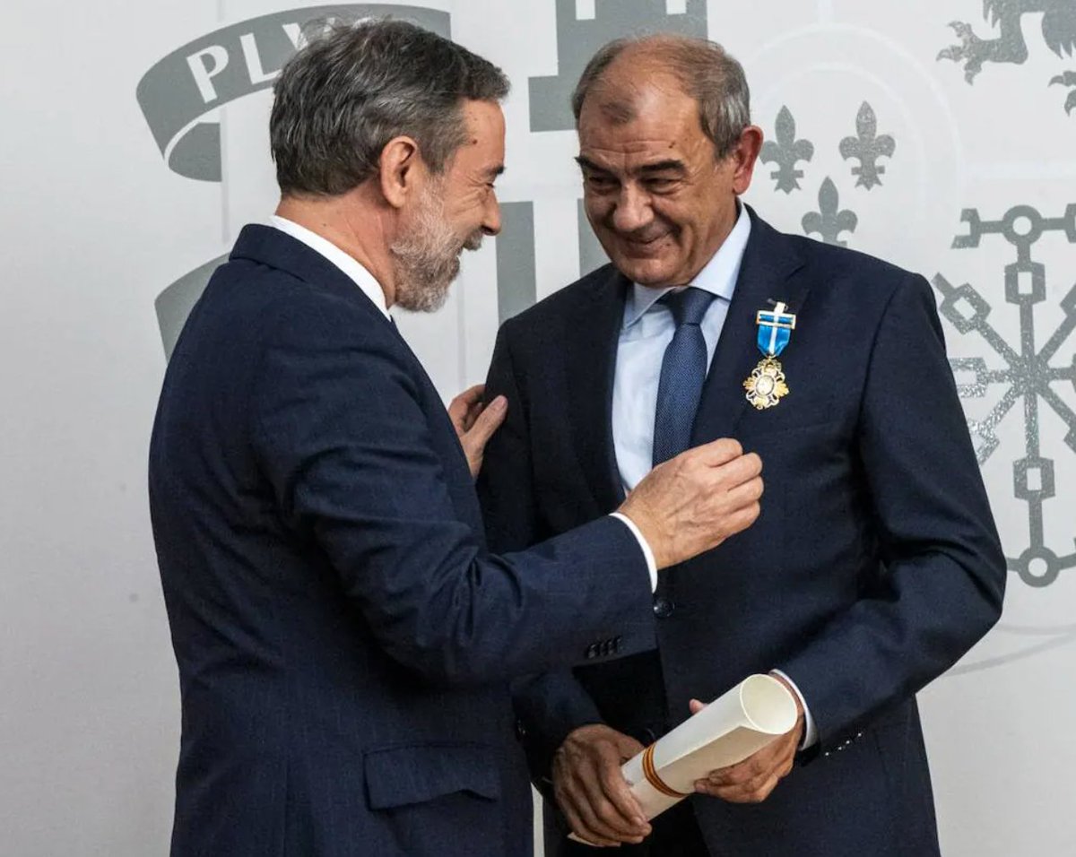 Hispacoop's tweet photo. Enhorabuena @japedreno 👏👏
Merecido reconocimiento por el @MAECgob  y @CasaReal en el acto de imposición de la 🏅#CruzOficialdelaOrdendelMéritoCivil, por sus servicios al Estado, trabajos extraordinarios y otros méritos de carácter civil
La #EconomiaSocial cada día más presente https://t.co/q3WkPs0xEN