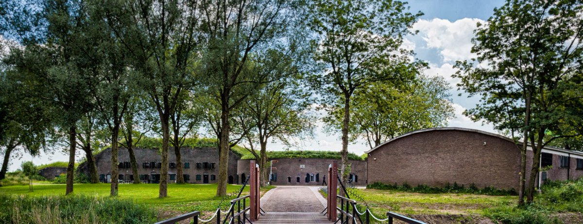 🌿 Verken de natuur in de buurt van Werkendam! 🚶‍♀️

Je wandeling begint bij Fort Altena, een juweeltje aan de Nieuwe Hollandse Waterlinie. Vergeet niet om het fort te verkennen!

Download de route: bit.ly/39Y3dud  🌳🌷 

#Biesboschlinie #Wandelen #FortAltena #Werkendam