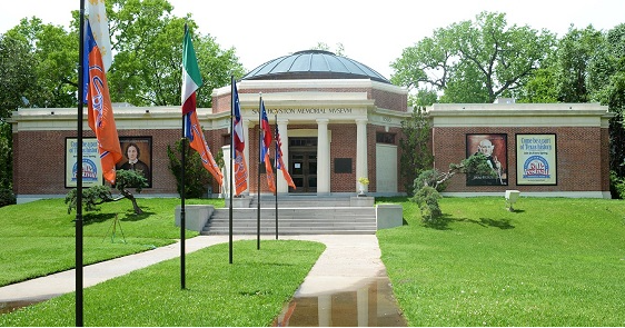 Go2HuntsvilleTX's tweet photo. Looking for some historic fun? Venture down to the Sam Houston Memorial Museum and Republic of Texas Presidential Library. Learn about the life of Sam Houston, his family, others and events important in the early history of Texas. #HuntsvilleTX #PureTexas #VisitHuntsvilleTX https://t.co/TF15a669eb