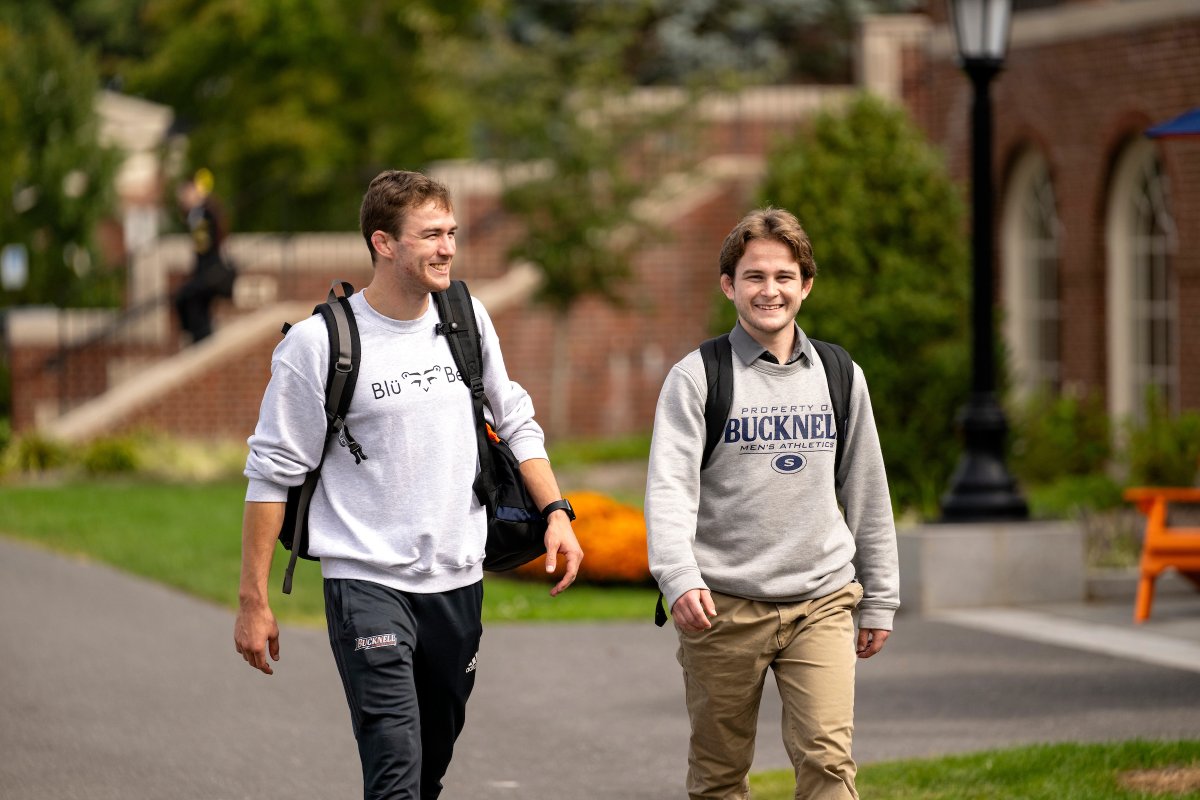 BucknellU's tweet photo. All smiles for #Thanksgiving break! 🤗

#Bucknellians – enjoy this time with family, friends and good food! 🍁🍂 https://t.co/6PWIvF91m1