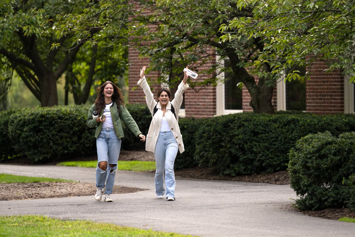 BucknellU's tweet photo. All smiles for #Thanksgiving break! 🤗

#Bucknellians – enjoy this time with family, friends and good food! 🍁🍂 https://t.co/6PWIvF91m1