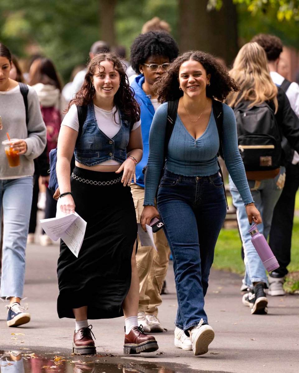 BucknellU's tweet photo. All smiles for #Thanksgiving break! 🤗

#Bucknellians – enjoy this time with family, friends and good food! 🍁🍂 https://t.co/6PWIvF91m1
