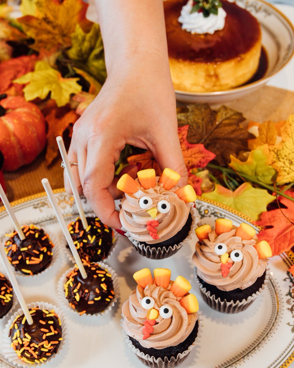 VickyBakery's tweet photo. Our favorite kind of turkey is sweet and covered in frosting! 🍰😉 Call your nearest bakery to place your Thanksgiving sweets orders! #turkeycupcakes #thanksgivingsweets #vickybakery #quesweetitis #másfamilytime https://t.co/CIPhtOyiWo