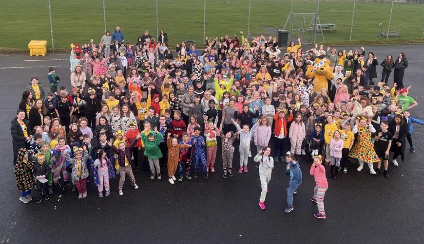 Thàinig Pudsey a chèilidh air na sgoilearan an-diugh.  Stornoway Primary had a very special visitor today!  We were so excited to see Pudsey.  Can you spot him? #clannannaneis2023 #childreninneed2023 #pudsey