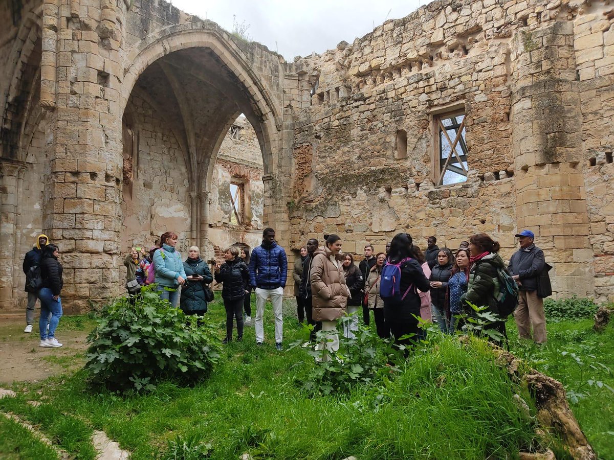Accem_ong's tweet photo. Un grupo de 32 participantes de la Fase de Acogida de #Guadalajara y #AzuquecaDeHenares realizaron una visita a Retiendas. Realizaron una ruta por el campo hasta llegar a las ruinas del Monasterio de Santa María Bonaval y sus alrededores.
#FondosEuropeos #FondoFAMI https://t.co/rr3tKSeJ5M